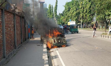 চলন্ত অটোরিকশায় আগুন, প্রাণে বাঁচলেন দম্পতি