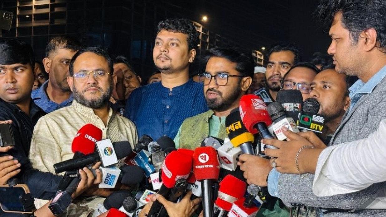 গণমাধ্যমের সঙ্গে কথা বলছেন রাশেদ খাঁন