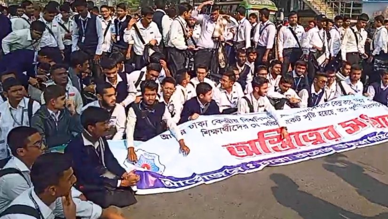 সায়েন্সল্যাব মোড় অবরোধ ঢাকা কলেজ শিক্ষার্থীদের