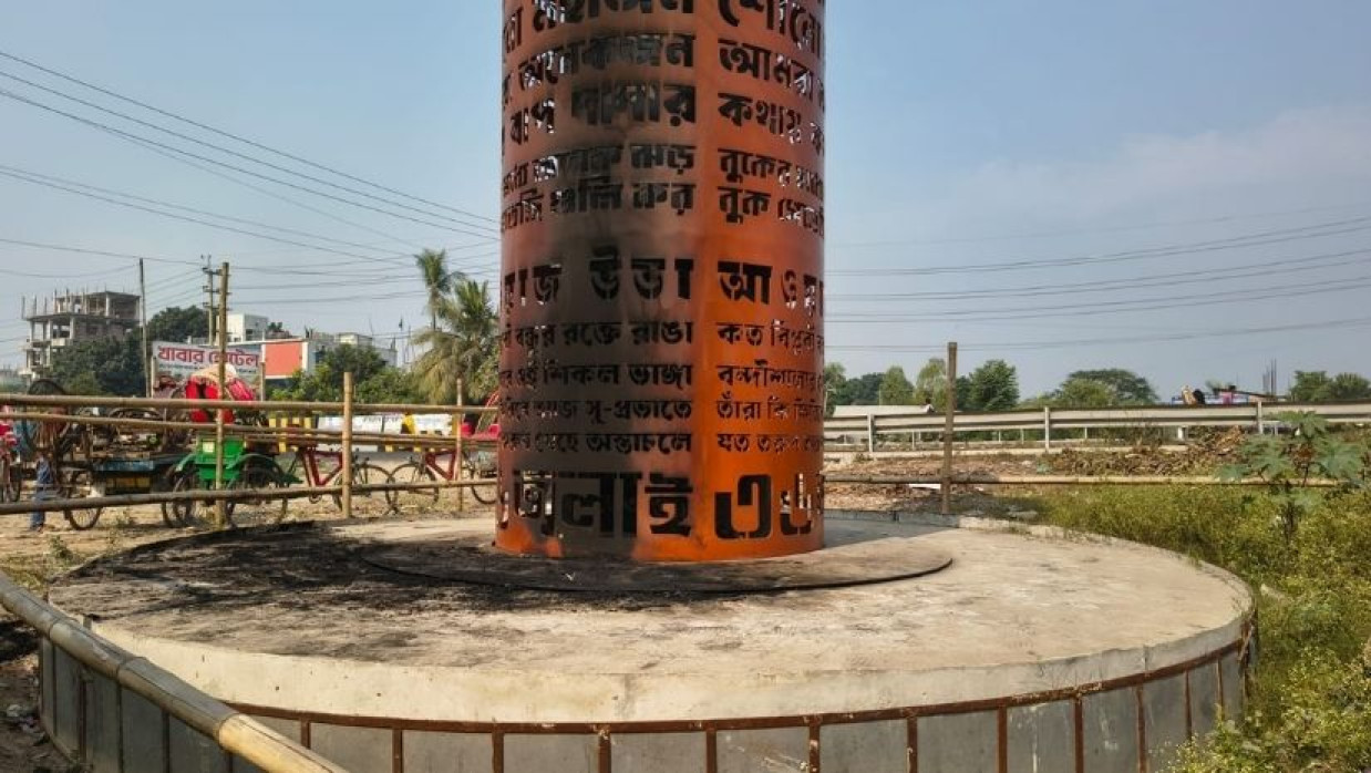 মানিকগঞ্জে জুলাই স্মৃতিস্তম্ভে আগুন 