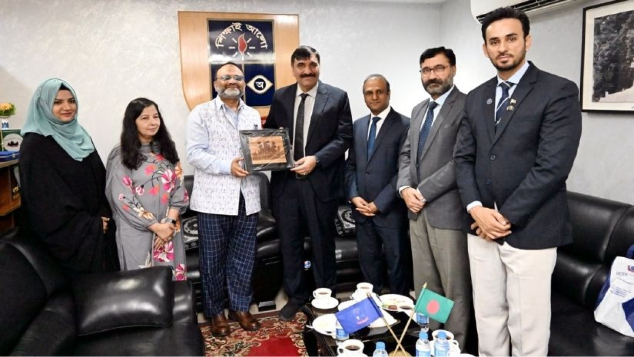 ঢাবি উপাচার্যের সঙ্গে পাকিস্তানের উচ্চশিক্ষা কমিশনের প্রকল্প পরিচালক জেহানজেব খানের সৌজন্য সাক্ষাৎ