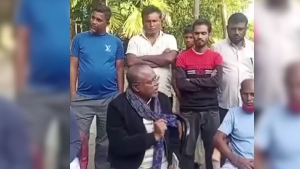 স্থানীয়দের উদ্দেশ্যে বক্তব্য রাখছেন রেয়াজুল ইসলাম কালু