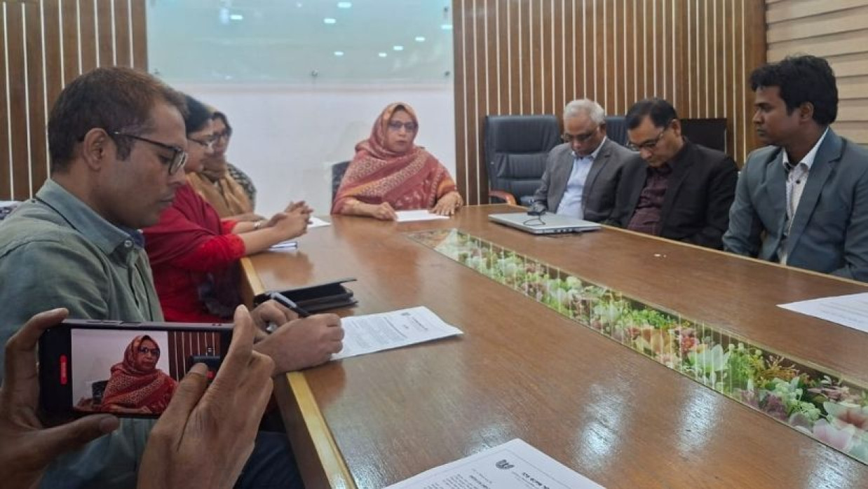 সংবাদ সম্মেলনে বক্তব্য রাখছেন ঢাকা কলেজ অধ্যক্ষ