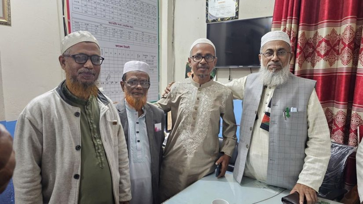 জামায়াতের কেন্দ্রীয় মজলিশে শুরা সদস্য ও জেলা আমির মাওলানা মুখলিছুর রহমানের সঙ্গে সাংবাদিক ওয়ালী উল্লাহ নোমান