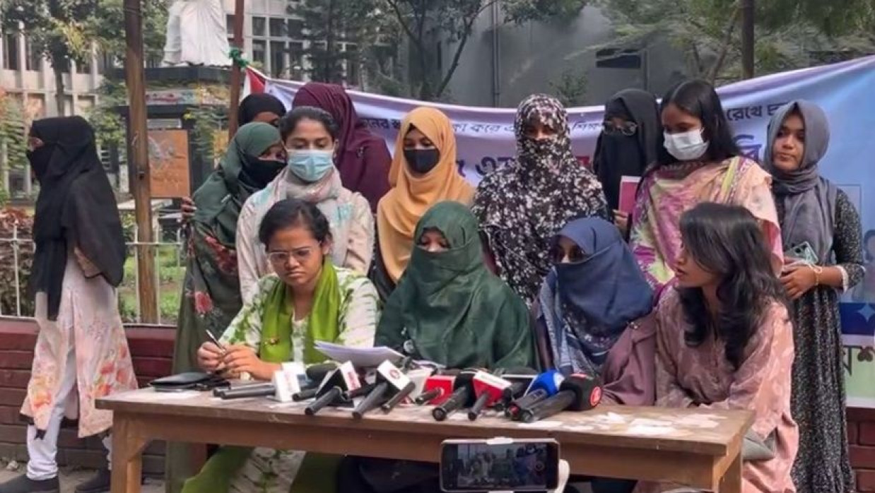 ইডেন মহিলা কলেজের ছাত্রীদের সংবাদ সম্মেলন