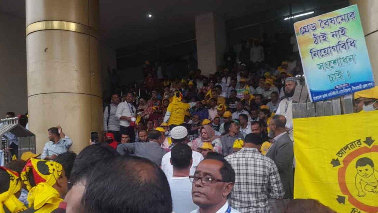 স্বাস্থ্য অধিদপ্তরে অবস্থান নিয়েছেন স্বাস্থ্য সহকারীরা