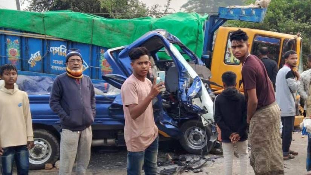 মুখোমুখি সংঘর্ষে দুমড়েমুচড়ে যাওয়া ট্রাক ও পিকআপ