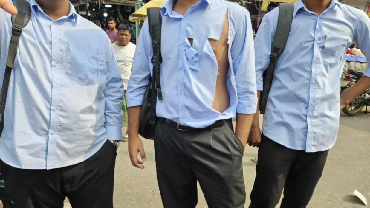 মারধরে এক শিক্ষার্থীর শার্ট ছিঁড়ে গেছে