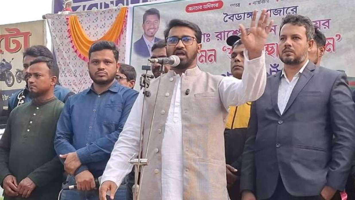 পথসভায়ি বক্তব্য দিচ্ছেন গণধিকার পরিষদের সাধারণ সম্পাদক রাশেদ খান