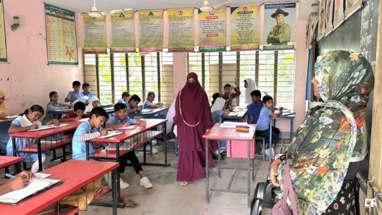 অভিভাবকরা নিজেরাই শিক্ষার্থীদের পরীক্ষা নিচ্ছেন