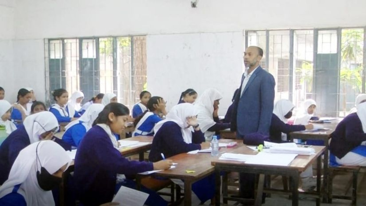 শিক্ষকদের আন্দোলনে স্কুলে পরীক্ষা বন্ধ