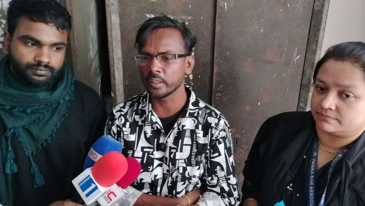 সিএমএম আদালত প্রাঙ্গণে গণমাধ্যমের সঙ্গে কথা বলেন