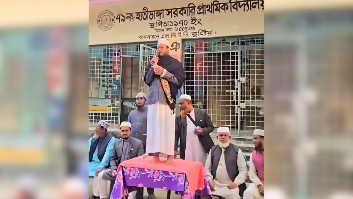 টেবিলে উঠে বক্তব্য দিচ্ছেন আমির হামজা