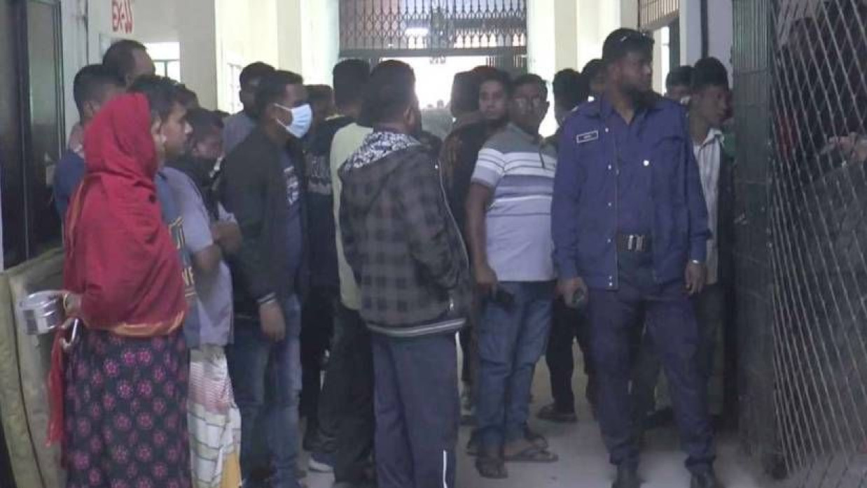 গাইবান্ধা জেনারেল হাসপাতালে পুলিশ ও নিহতের স্বজনরা
