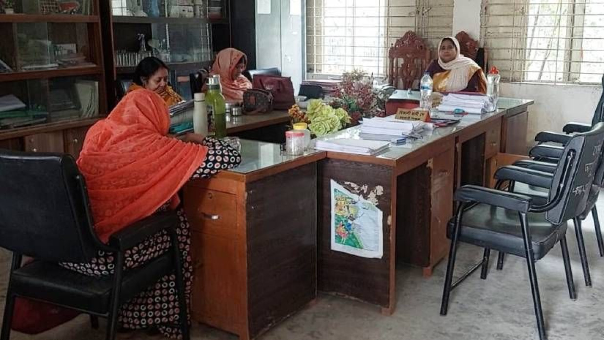 একটি প্রাথমিক বিদ্যালয়ে বসে আছেন শিক্ষকরা