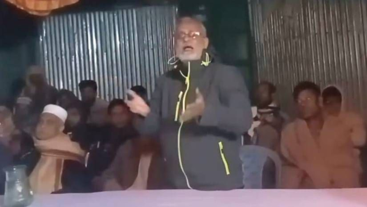 নির্বাচনী প্রচারণা সভায় বক্তব্য দিচ্ছেন বিএনপির নেতা হারুন অর রশিদ খানে