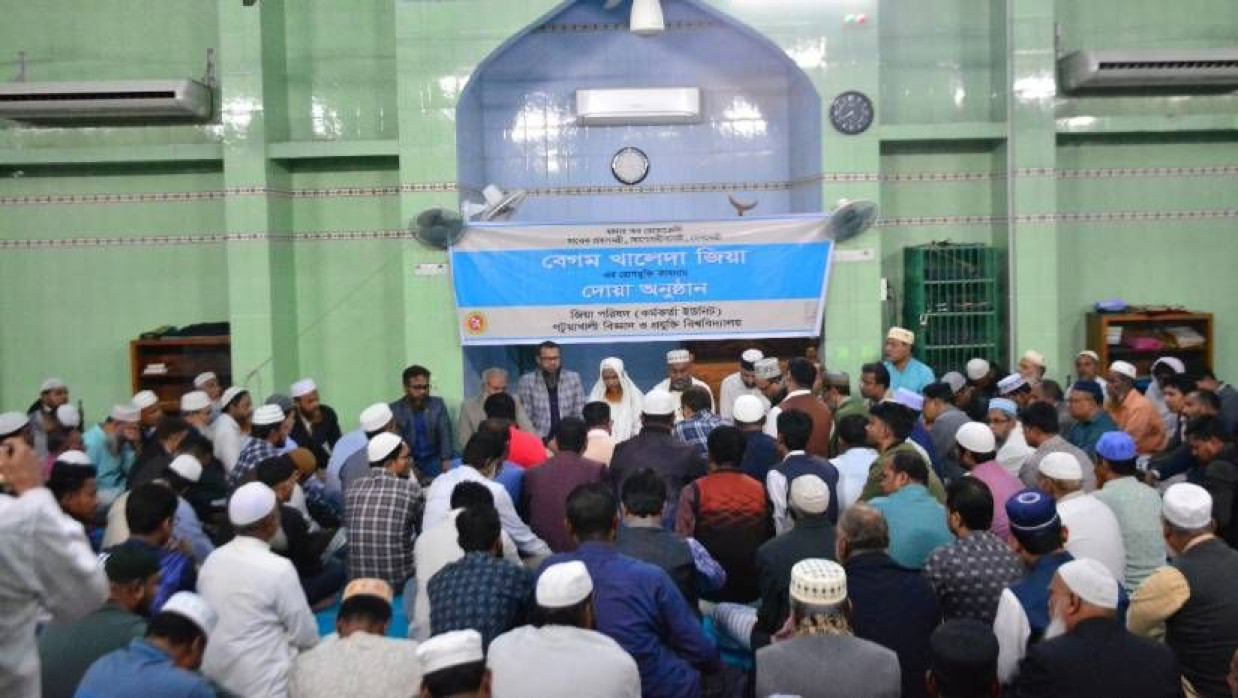 দোয়া মোনাজাত পরিচালনা করেন কেন্দ্রীয় মসজিদের সিনিয়র পেশ ইমাম হাফেজ মো. আব্দুল কুদ্দুছ