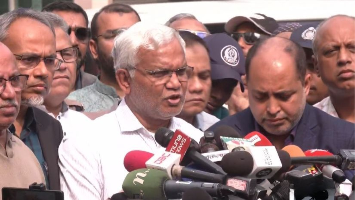 সংবাদ সম্মেলনে কথা বলছেন ডা. এ জেড এম জাহিদ হোসেন