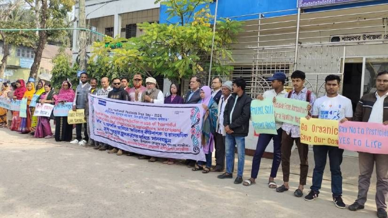 মানববন্ধনে কৃষক-কৃষাণী, শিক্ষার্থী, নারী সংগঠক ও বিভিন্ন শ্রেণি-পেশার মানুষ অংশ নেন