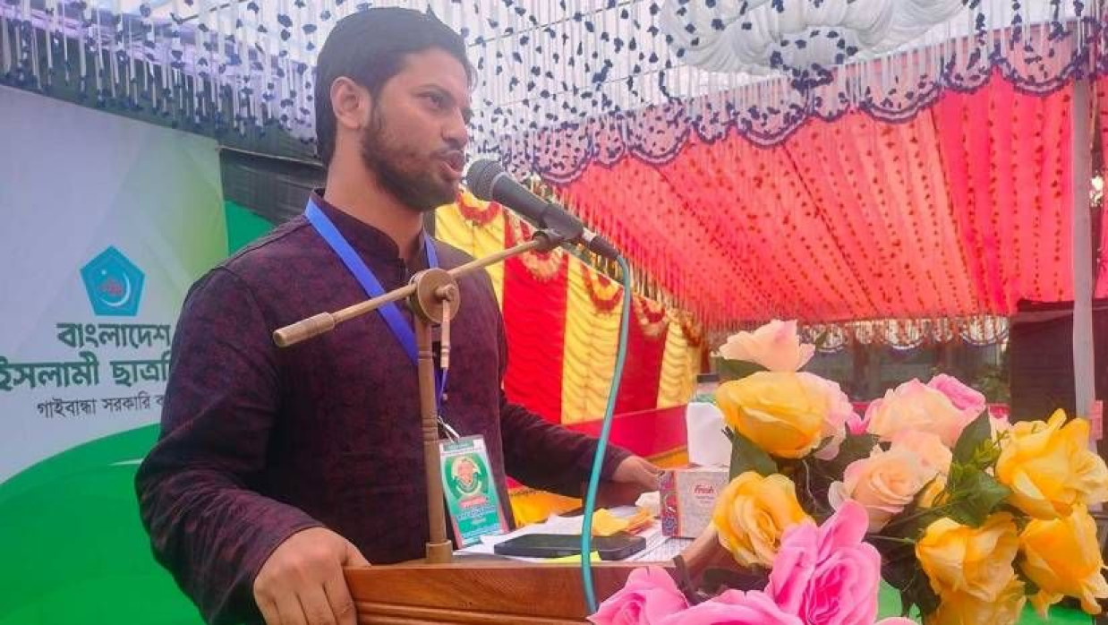 গাইবান্ধা সরকারি কলেজ মাঠে আয়োজিত নবীনবরণ ও ক্যারিয়ার গাইডলাইন কর্মসূচিতে প্রধান অতিথি বক্তব্য দিচ্ছেন ছাত্রশিবিরের কেন্দ্রীয় সভাপতি জাহিদুল ইসলাম