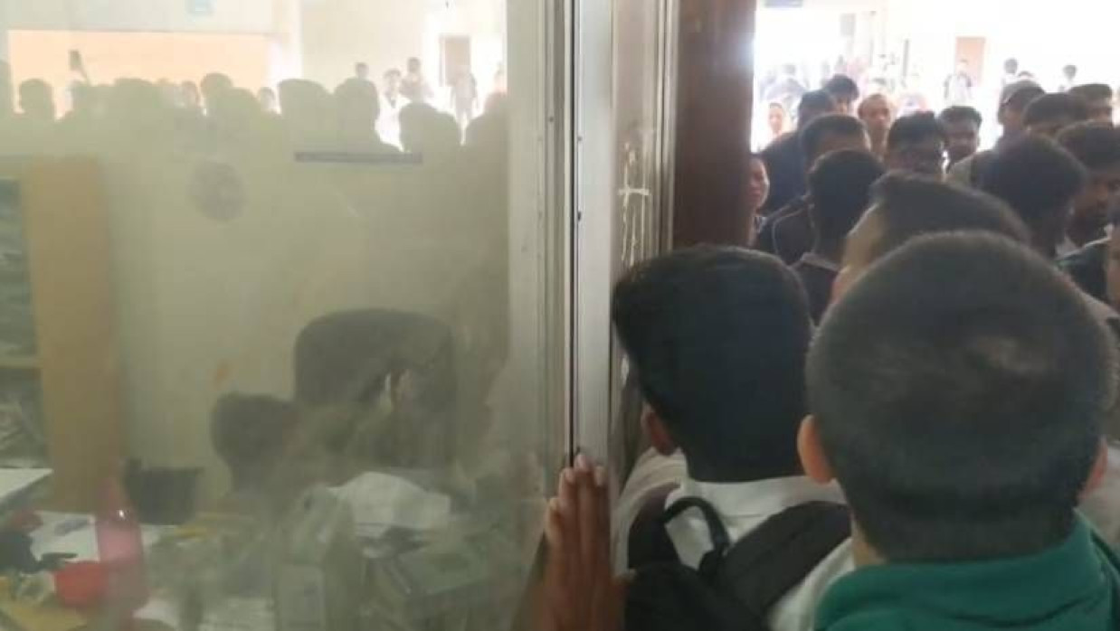 আইন বিভাগের শিক্ষক লিমন হোসেনকে অবরুদ্ধ করে শিক্ষার্থীদের বিক্ষোভ