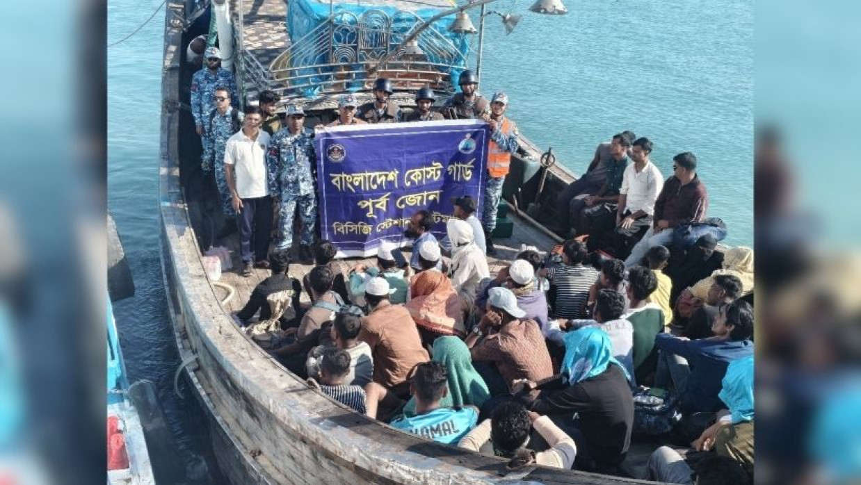 বোটসহ ৪৫ জনকে উদ্ধার করে কোস্ট গার্ড