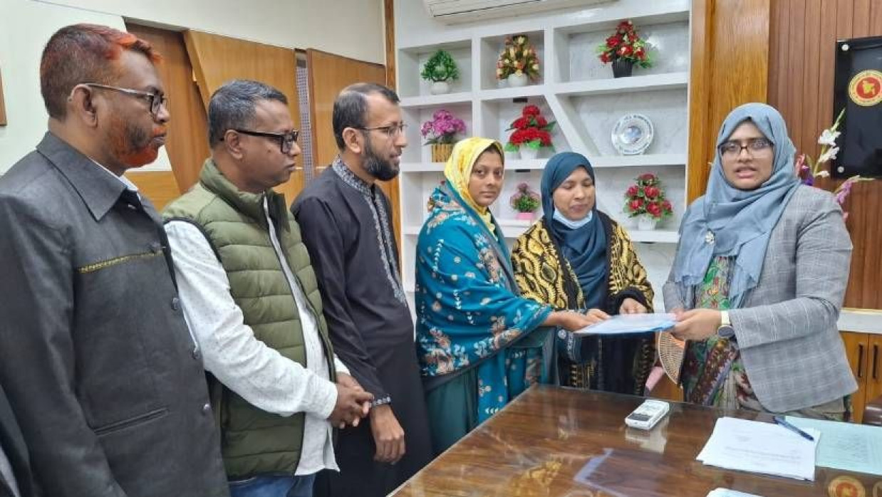 সাতক্ষীরা জেলা প্রশাসক আফরোজা আখতারকে স্মারকলিপি দেওয়া হচ্ছে