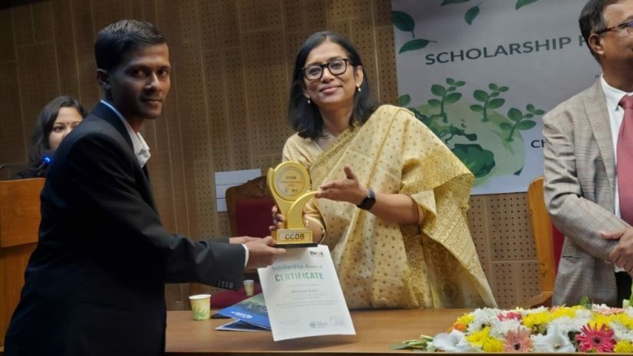 বাংলাদেশ ইনস্টিটিউট অব ম্যানেজমেন্টে মনোতোষ কুজুরকে ক্রেস্ট প্রদান করা হয়