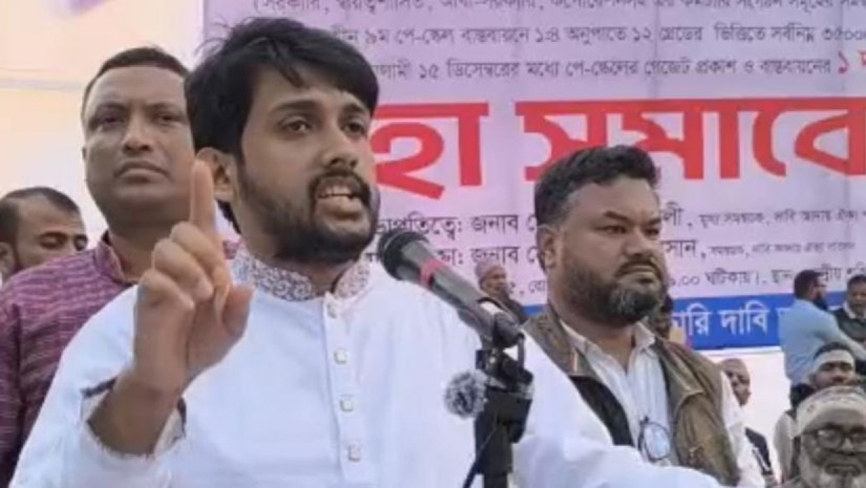 পে স্কেল বাস্তবায়নের এক দফা দাবিতে আয়োজিত মহাসমাবেশে বক্তব্য দিচ্ছেন এনসিপির যুগ্ম মুখ্য সমন্বয়ক মাহাবুব আলম