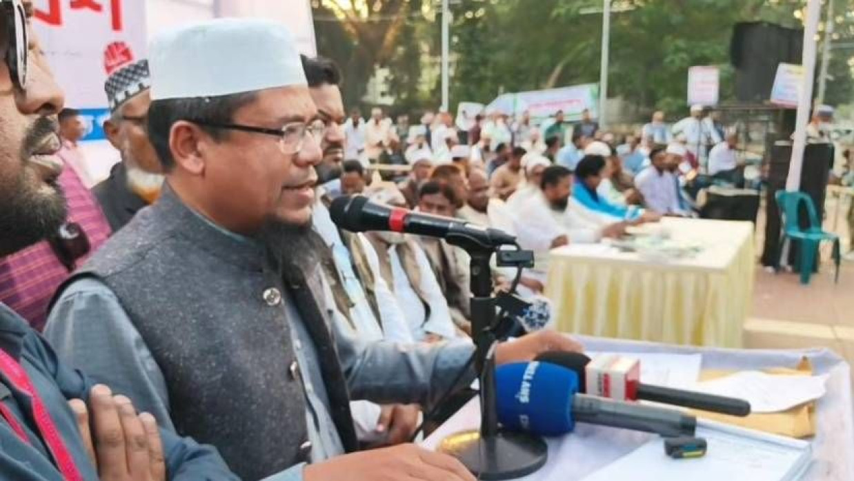 শহীদ মিনারের জাতীয় সমাবেশে বক্তব্য দিচ্ছেন শিক্ষক নেতা মুহাম্মদ দেলাওয়ার হোসেন আজিজী