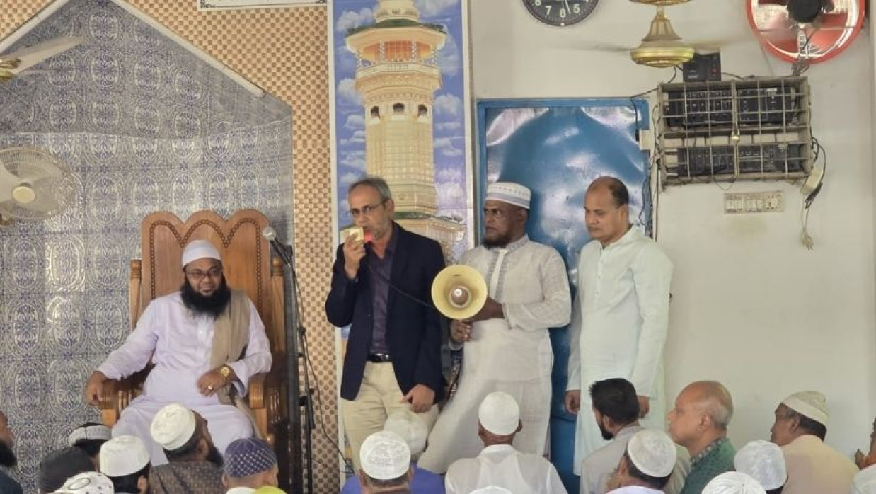 বাইতুল মামুর জামে মসজিদে আর্থিক অনুদান তুলে দেওয়ার পর কথা বলছেন ডা. মো. রফিকূল ইসলাম