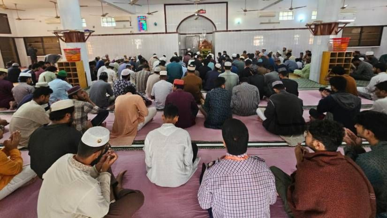 রুয়েটের কেন্দ্রীয় মসজিদে খালেদা জিয়ার সুস্থতা কামনায় দোয়া মাহফিল অনুষ্ঠিত হয়