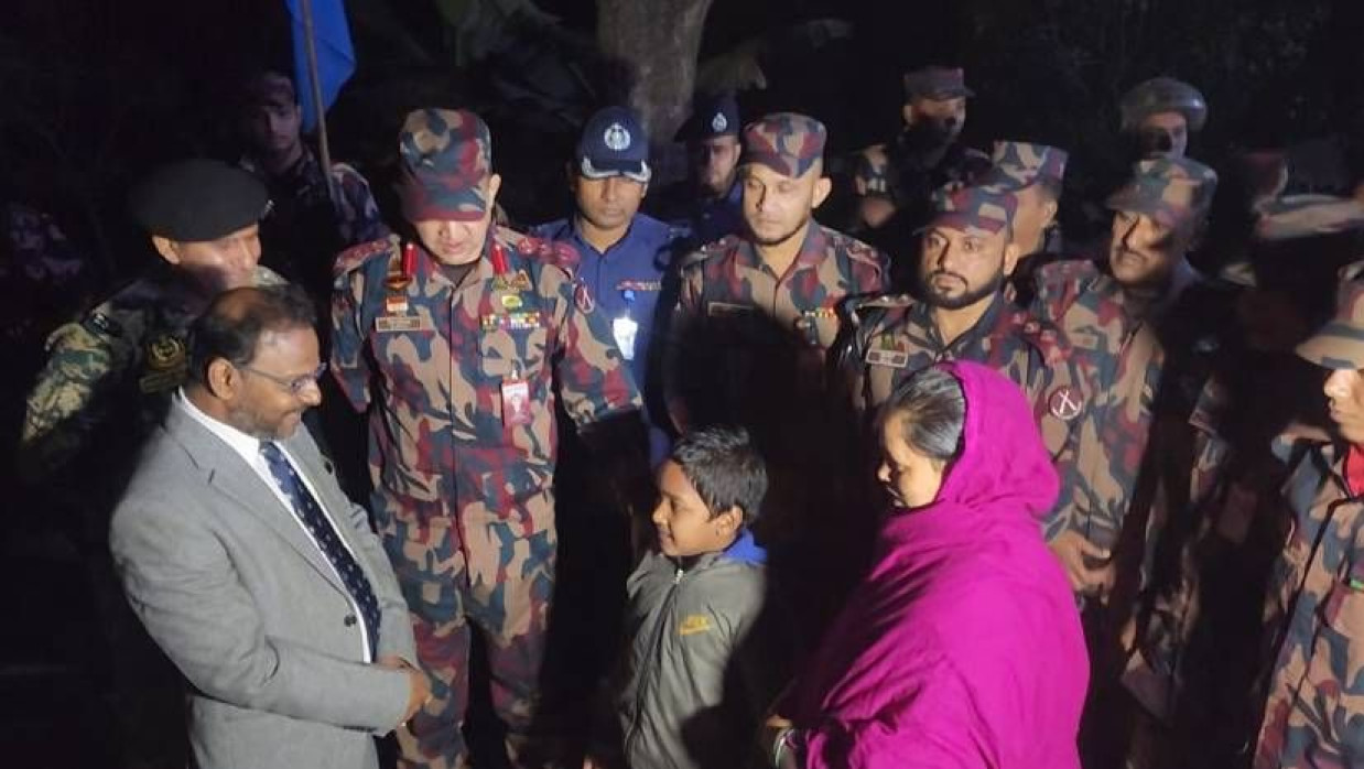 অন্তঃসত্ত্বা ভারতীয় নারী সোনালী খাতুনকে চাঁপাইনবাবগঞ্জের সোনামসজিদ আইসিপি দিয়ে বিএসএফের কাছে হস্তান্তর করে বিজিবি