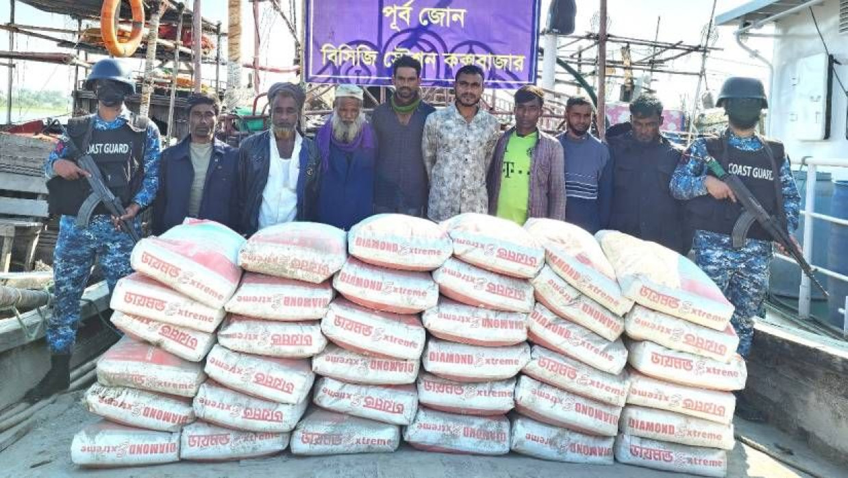 জব্দ করা সিমেন্ট ও আটক ব্যক্তিরা