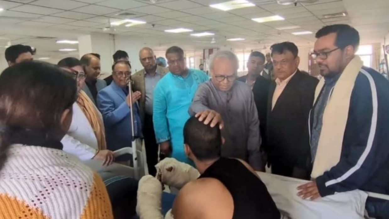 জাতীয় বার্ন ও প্লাস্টিক সার্জারি ইনস্টিটিউটে তাসফিন ফেরদৌসকে দেখতে রুহুল কবির রিজভী