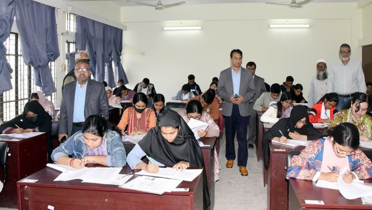 খুলনা বিশ্ববিদ্যালয় ক্যাম্পাসে ঢাবির ভর্তি পরীক্ষা