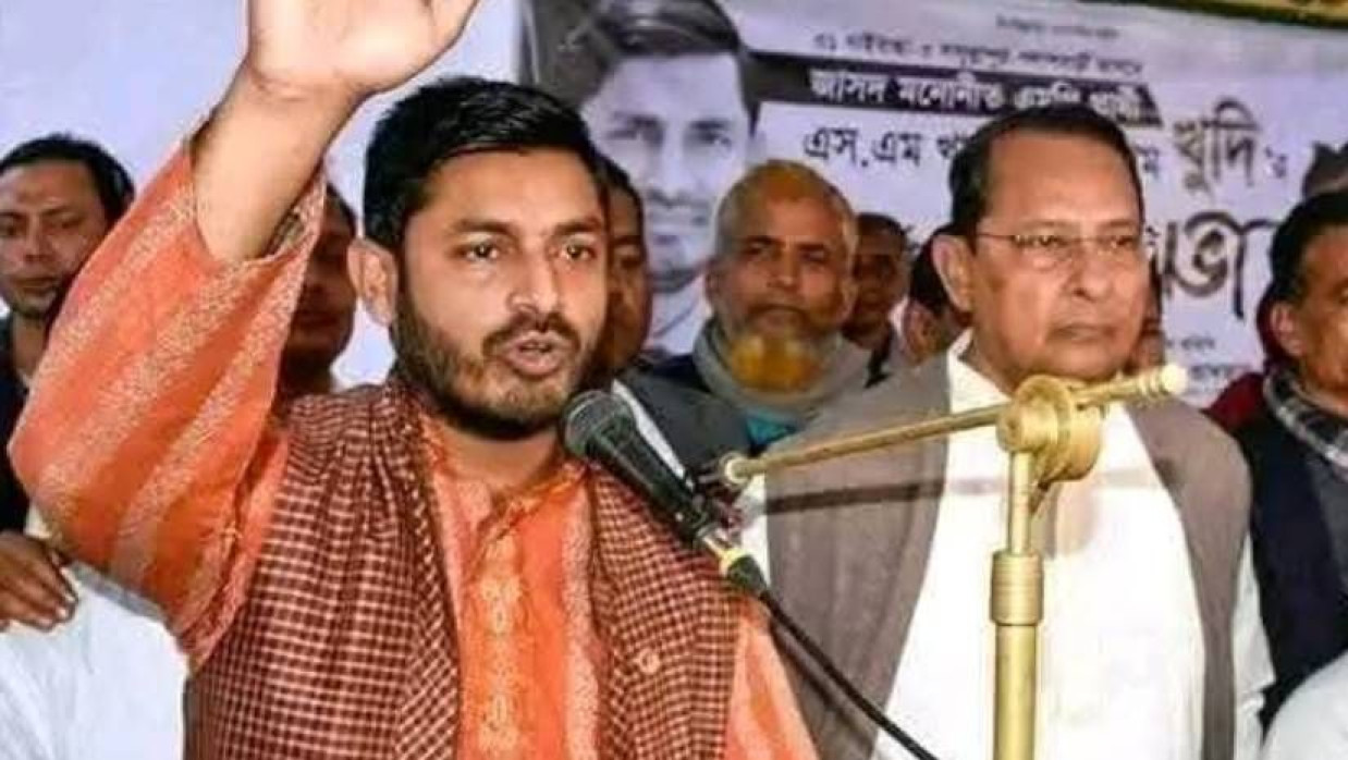 এক জনসভায় বক্তব্য দিচ্ছেন খাদেমুল ইসলাম খুদি। পাশে জাসদ সভাপতি হাসানুল হক ইনু