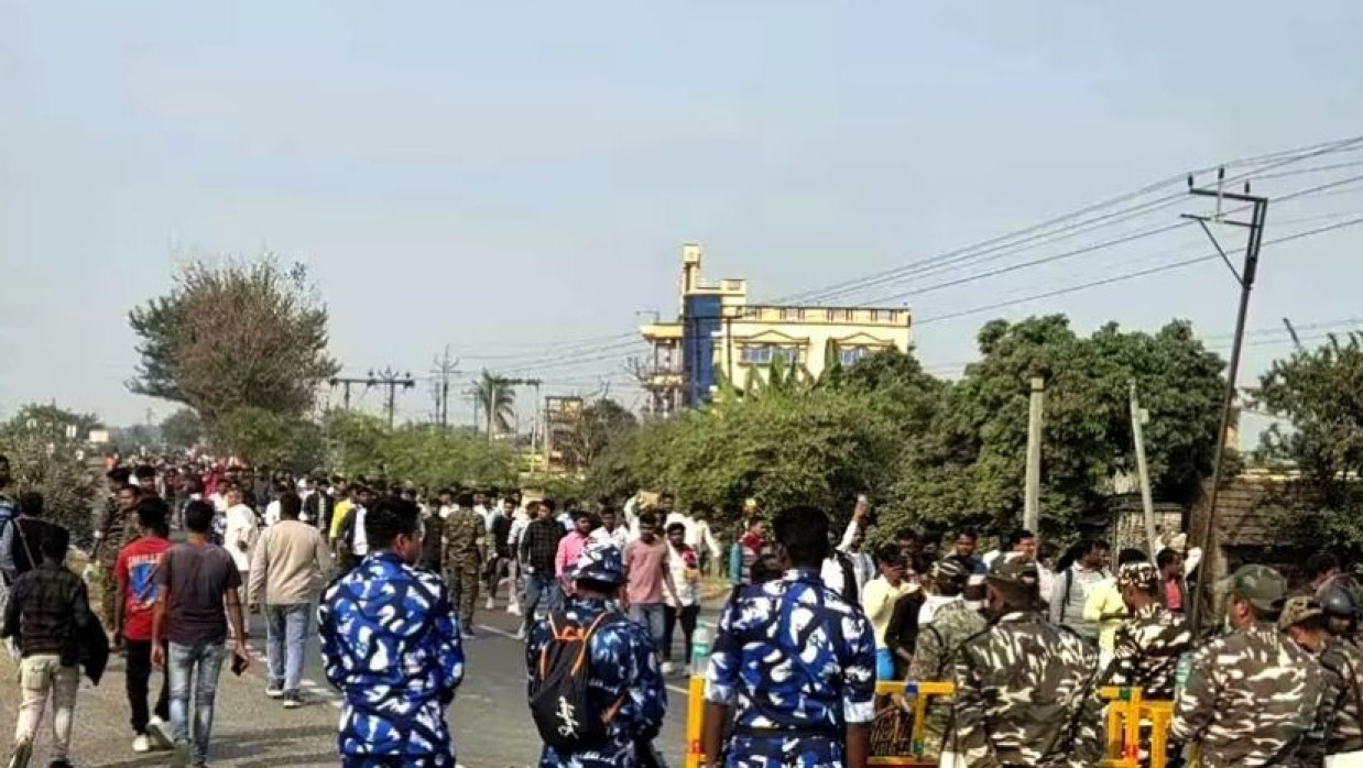 বাবরি মসজিদের ভিত্তি প্রস্তর অনুষ্ঠান ঘিরে মানুষের ঢল