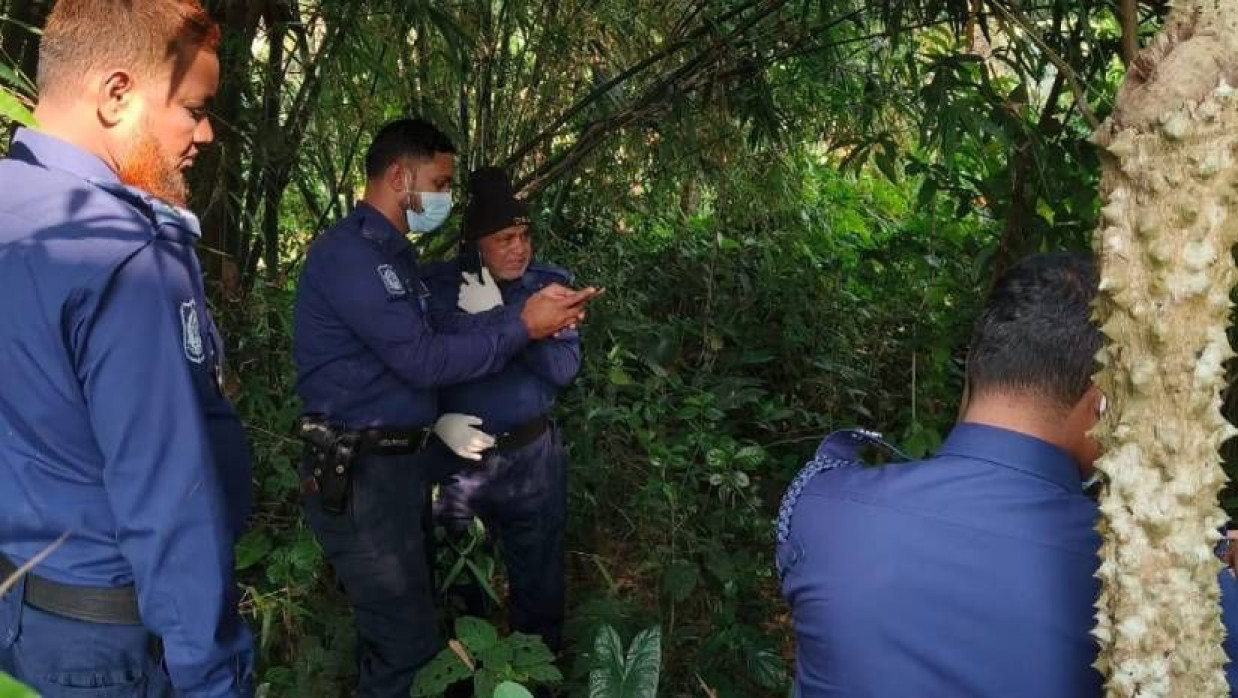 ঘটনাস্থল থেকে মরদেহ উদ্ধার করছেন পুলিশৈ সদস্যরা