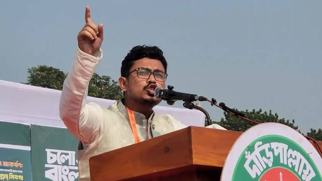 পীরগঞ্জ উপজেলা পাবলিক ক্লাব মাঠে তারুণ্যের উৎসব ও নির্বাচনী সমাবেশে বক্তব্য দিচ্ছেন  ডাকসু ভিপি সাদিক কায়েম