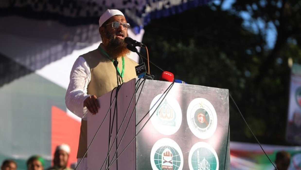 সিলেটে আট দলীয় সমাবেশে বক্তব্য দিচ্ছেন বাংলাদেশ খেলাফত মজলিসের আমির মাওলানা মামুনুল হক