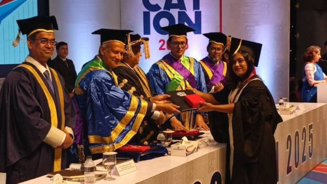 সমাবর্তনে এক শিক্ষার্থীকে পদক তোলে দেওয়া হচ্ছে