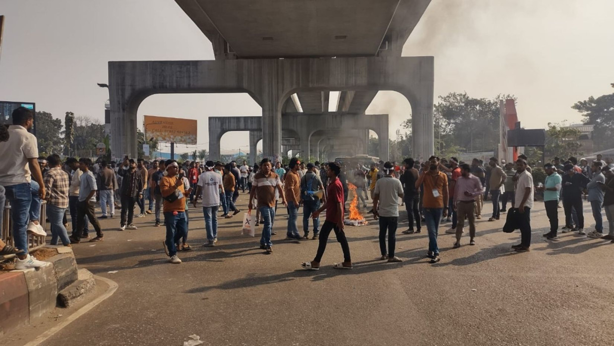 আগারগাঁও সড়কে টায়ার জ্বালিয়ে ফোন ব্যবসায়ীদের বিক্ষোভ