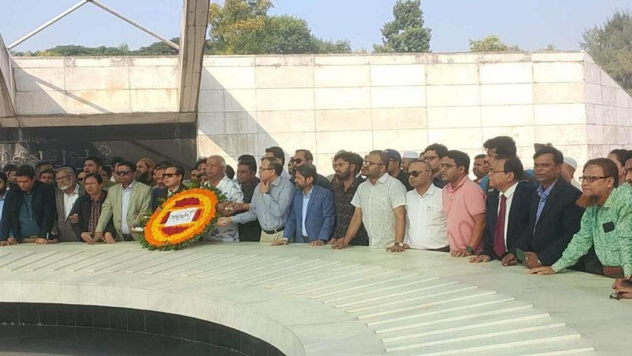 মেডিকেল কলেজের প্রাক্তন ছাত্রদল নেতারা শহীদ রাষ্ট্রপতি জিয়াউর রহমানের মাজারে গিয়ে শ্রদ্ধা নিবেদন করেছেন