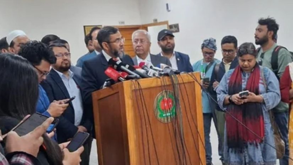 কথা বলছেন নির্বাচন কমিশনার আবুল ফজল মো. সানাউল্লাহ