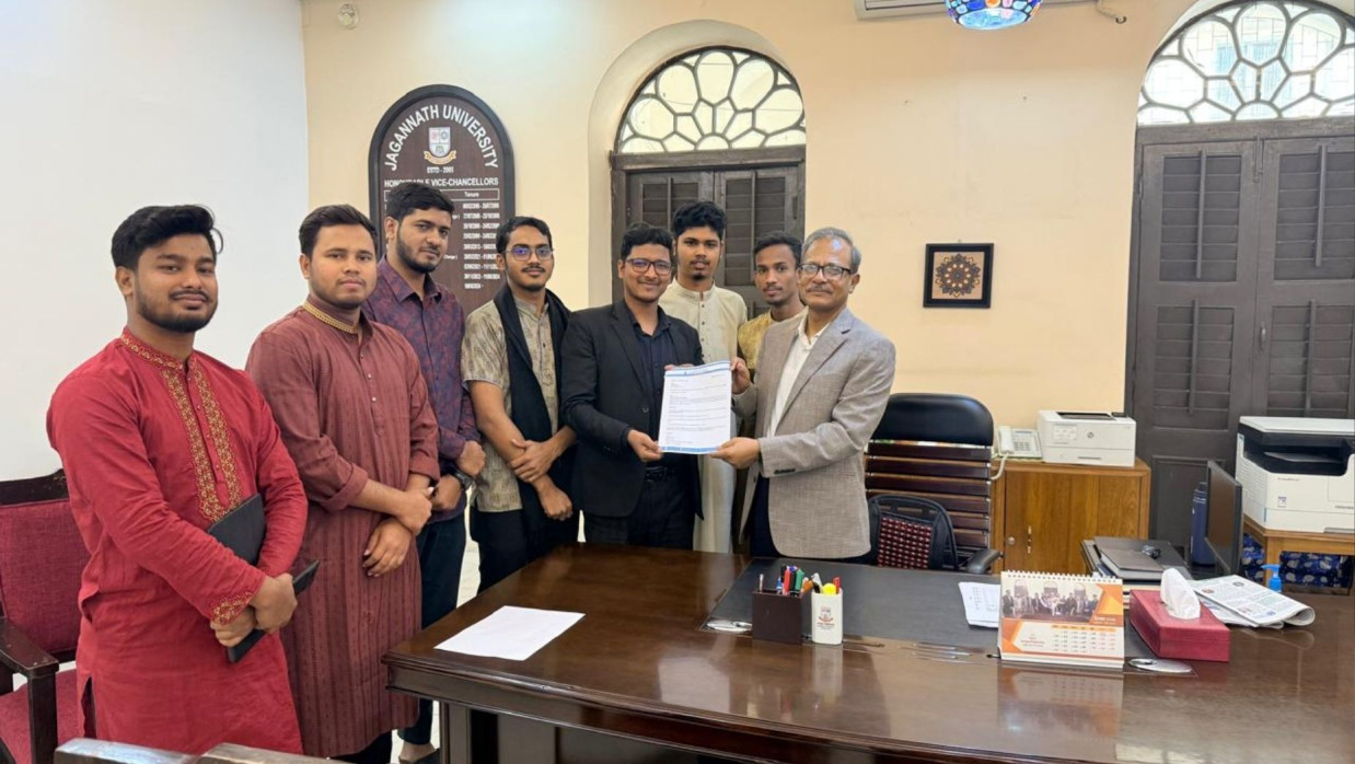 উপাচার্যের কাছে স্মারকলিপি দিয়েছেন জবি ছাত্রশিবির