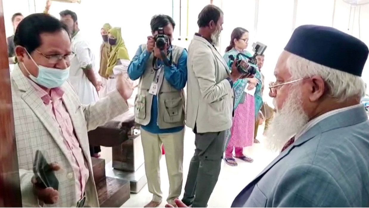 স্বাস্থ্যের ডিজির সঙ্গে চিকিৎসকের তর্ক,