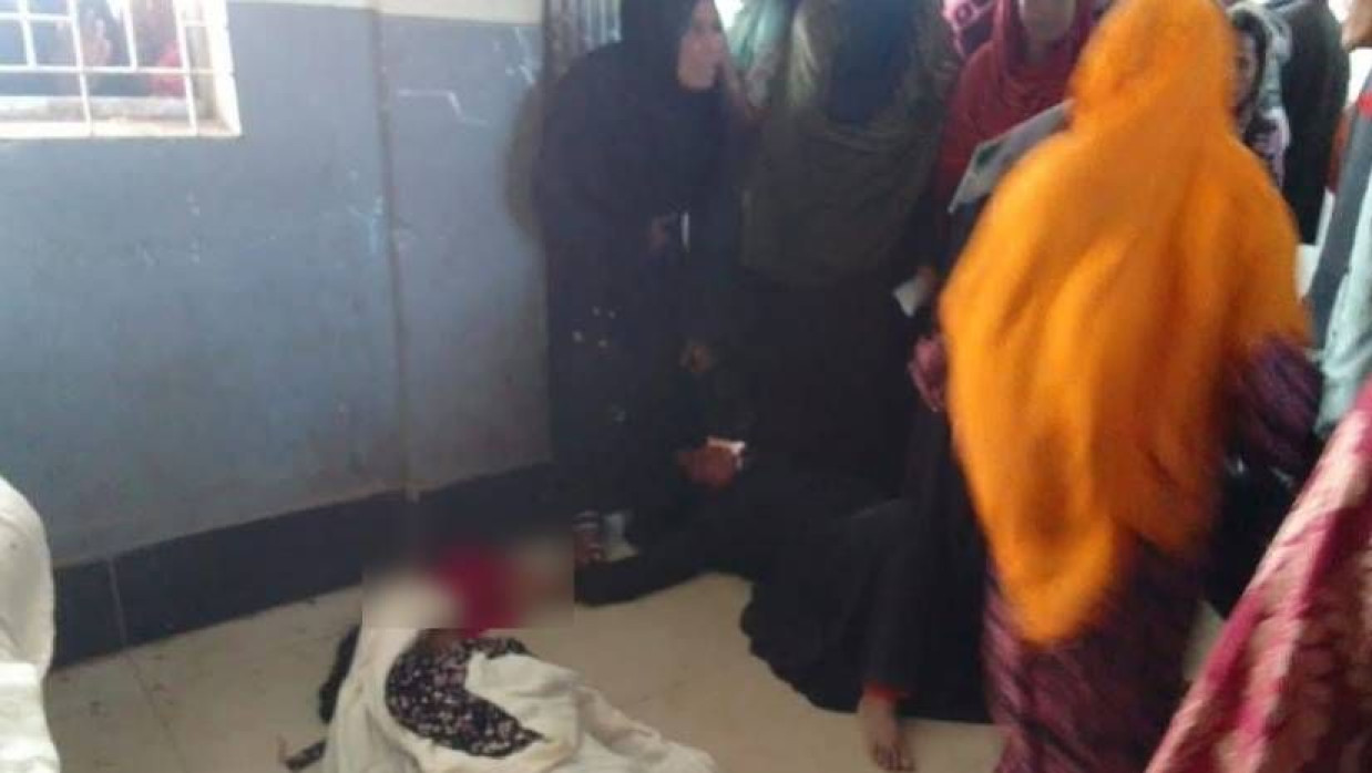 মরদেহ দেখতে স্থানীয়দের ভিড়