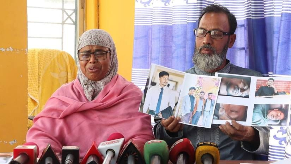 সংবাদ সম্মেলনে কথা বলতে গিয়ে কান্নায় ভেঙে পড়েন নিহত নাফিউলের মা নাসিমা আক্তার। পাশে নাফিউলের ছবি হাতে বাবা। রবিবার দুপুরে পাবনা শহরে