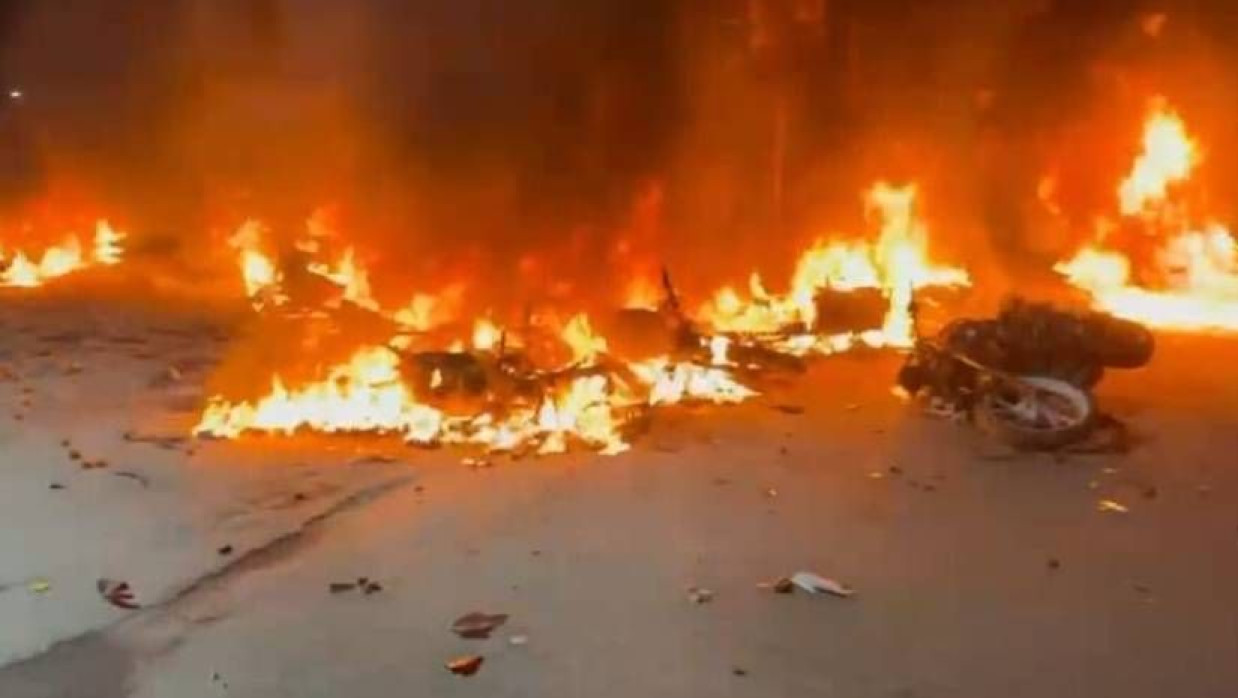 সংঘর্ষ চলাকালে মোটরসাইকেল ভাঙচুর ও অগ্নিসংযোগও করা হয়